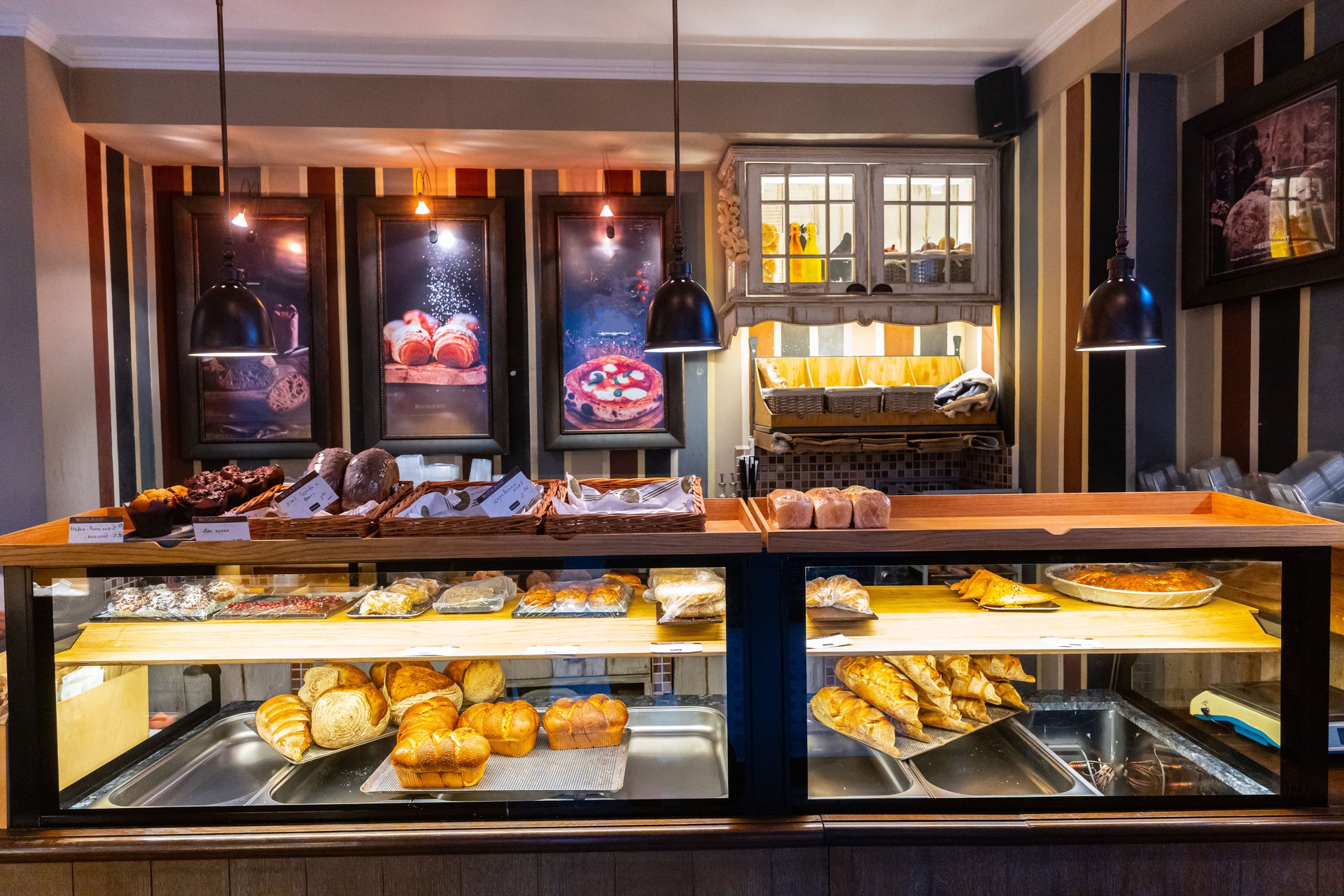 Diseño interior de panadería con ambiente acogedor y cálido
